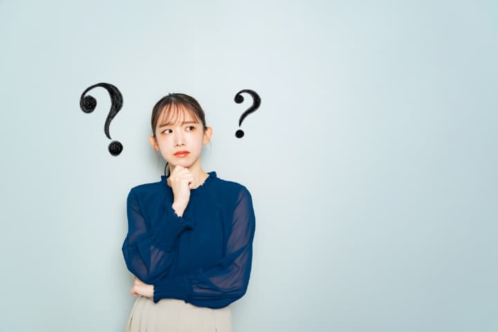 インビザラインで治療できる歯並びとできないケースを考える女性