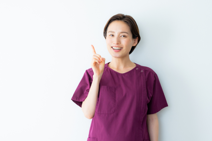 虫歯治療の費用について紹介する歯科医師の女性