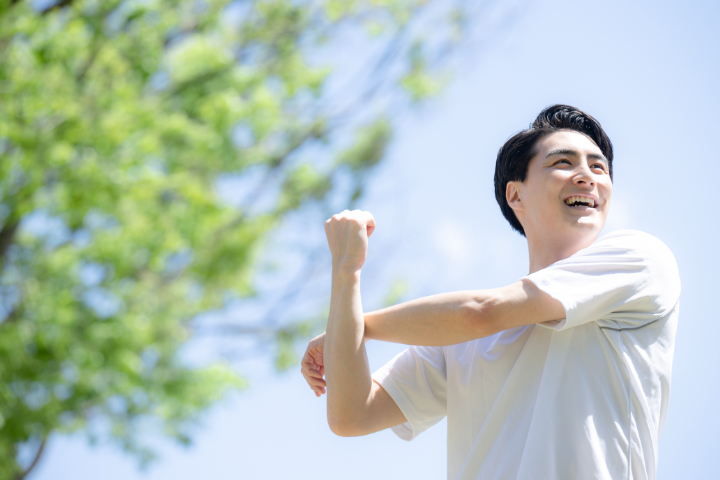 歯周病を予防し健康的に過ごす男性