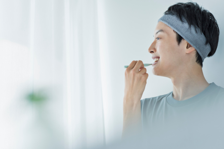 歯周病の予防とセルフケアを徹底する男性