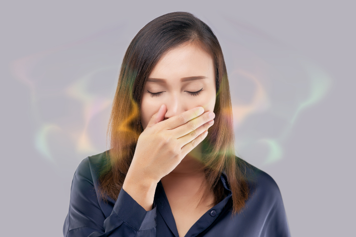 歯周病で口臭が気になる女性