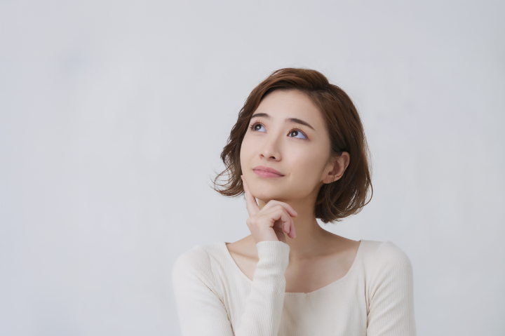 インビザラインとワイヤー矯正どっちがいいか考える女性