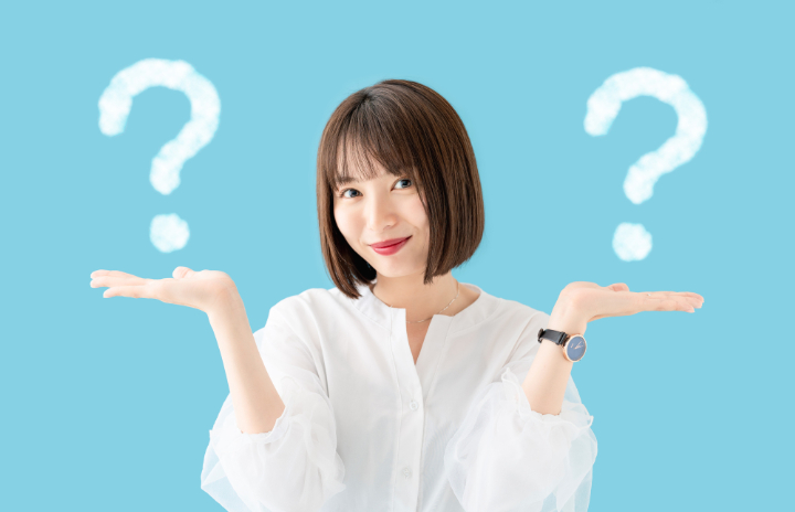 インビザラインとワイヤー矯正の違いを比較する女性
