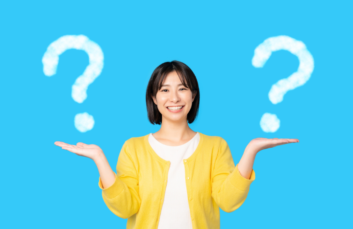 保険適用と自費診療の根管治療費用の違いを考える女性