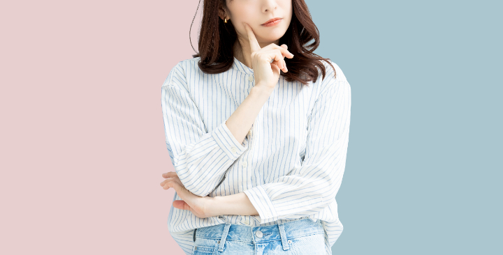 インプラントとブリッジの違いについて考える女性