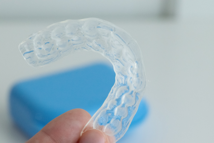 マウスピースを使用して治療するイメージ