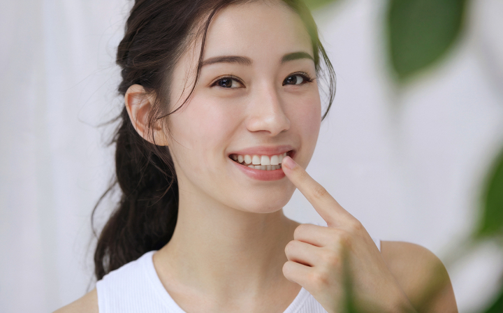 歯の矯正をして綺麗な歯並びになった女性