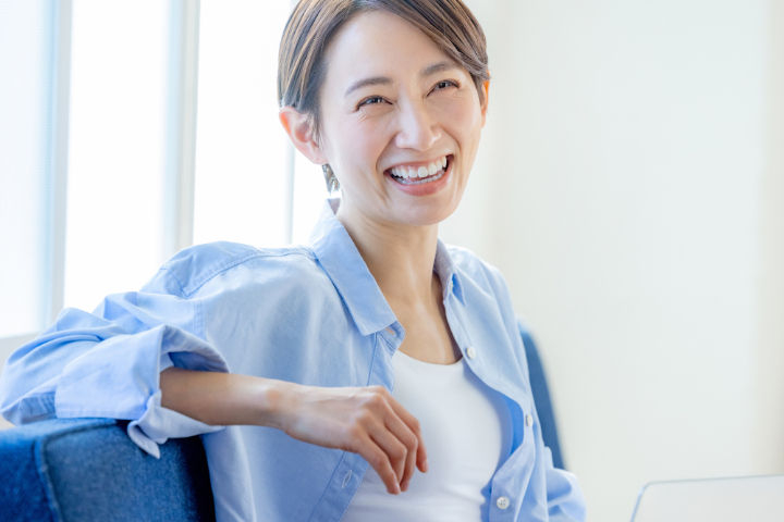 顎関節症を治療して笑顔を見せる女性