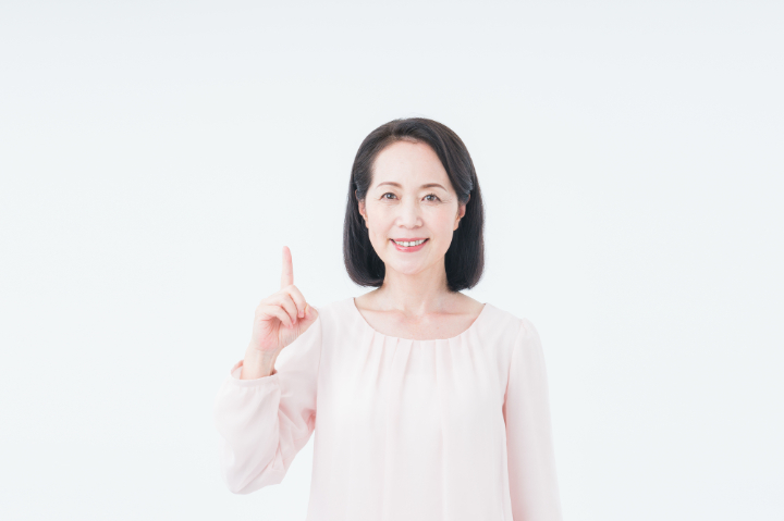 入れ歯を選ぶときのポイントを伝える女性