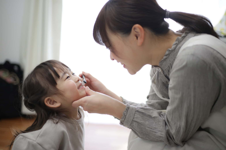 乳歯の虫歯予防で仕上げ磨きをする親子