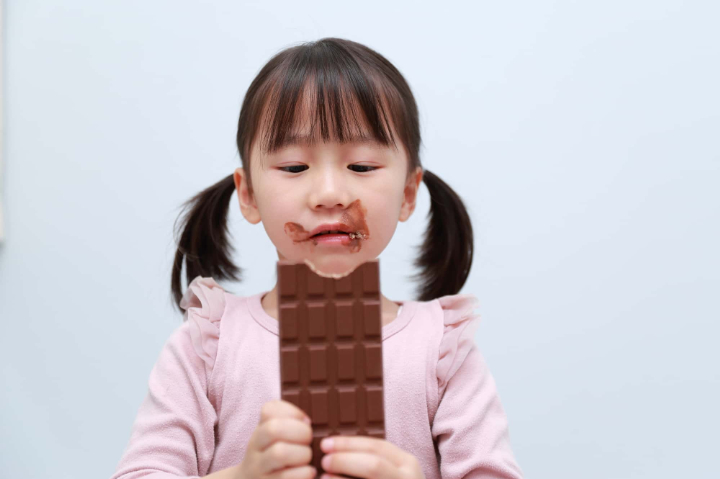 チョコレートを食べる女の子