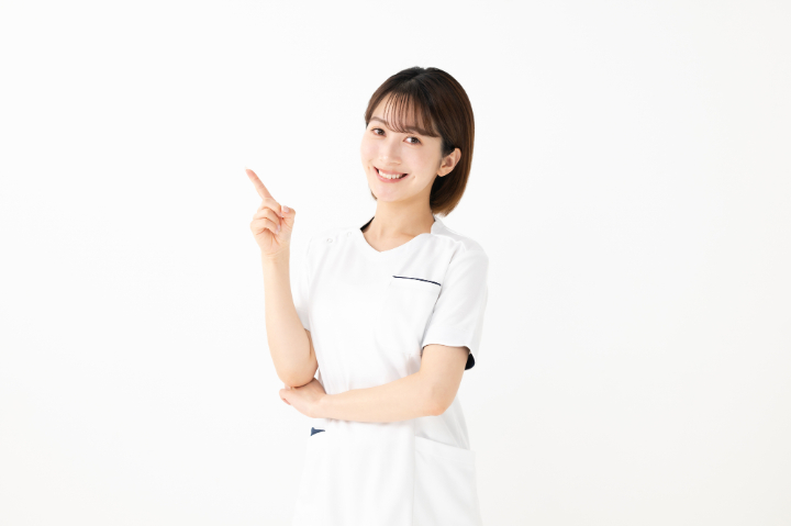 顎関節症の治療法の選び方を紹介する歯科衛生士の女性