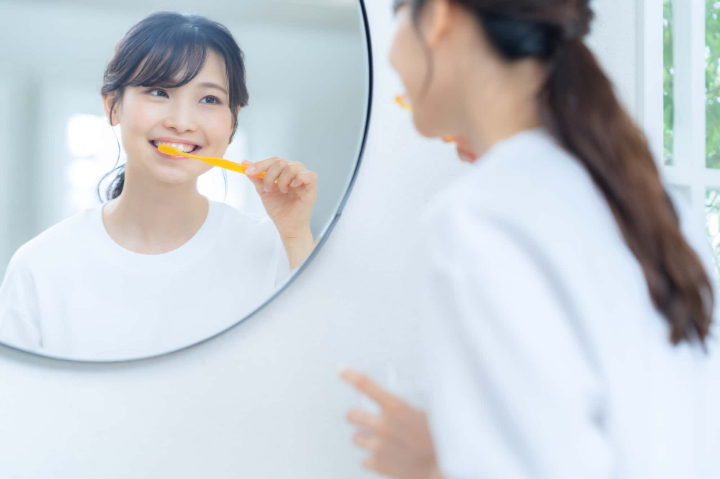 親知らず周辺の歯茎が腫れないように丁寧に歯みがきをする女性