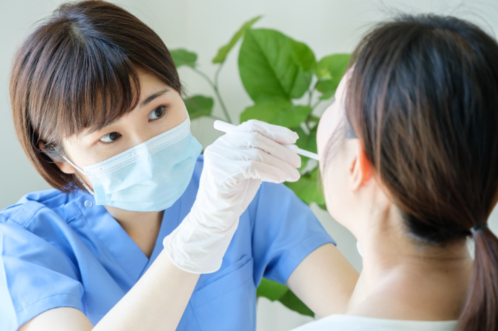 親知らず周辺の歯茎が腫れて歯科医院を受診するイメージ