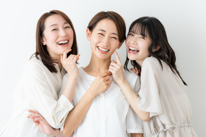 年代の違う笑顔の3人の女性