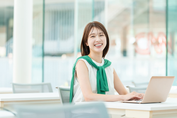 親知らず周辺の歯茎が腫れる原因を治療して笑顔の女性