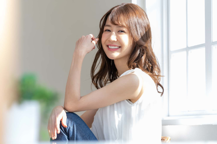 セラミック治療をした美しい歯の女性