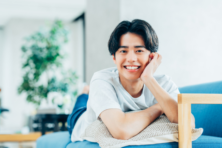 後戻りを防いで綺麗な歯並びを手に入れた男性