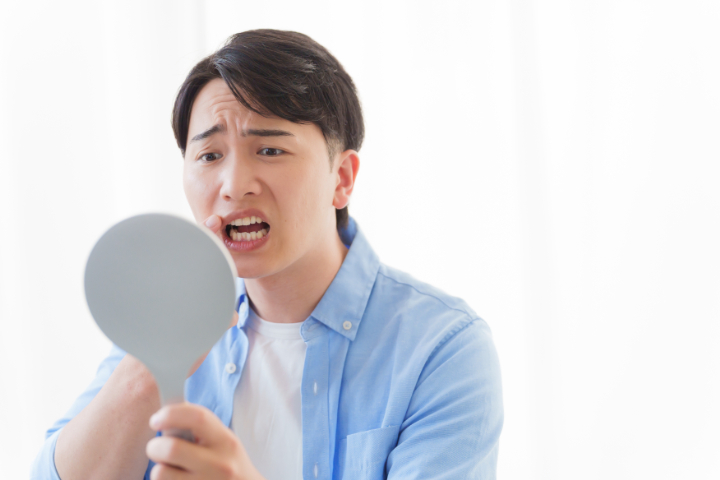 後戻りが気になり鏡を見る男性