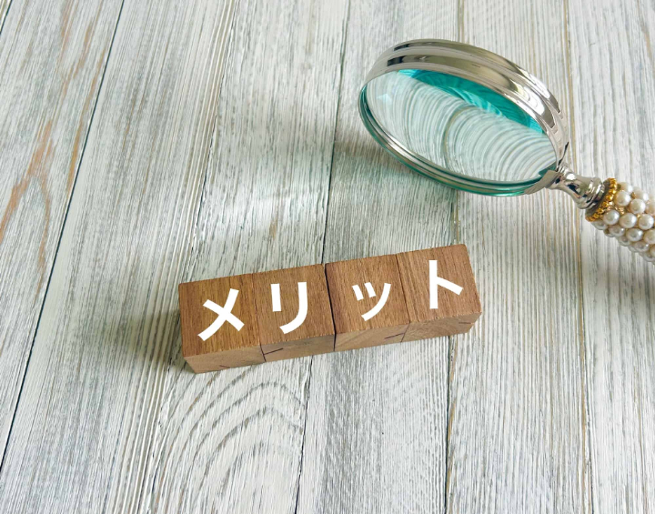 子どもの頃から矯正を行うメリットを説明するイメージ