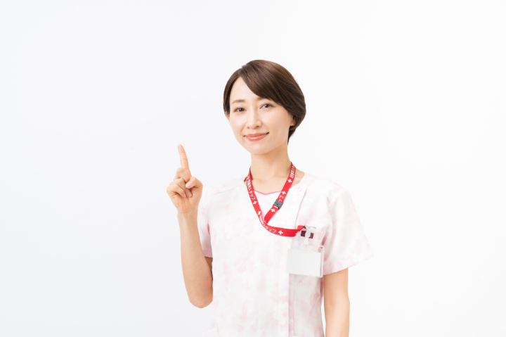 後戻りについて説明する歯科衛生士の女性