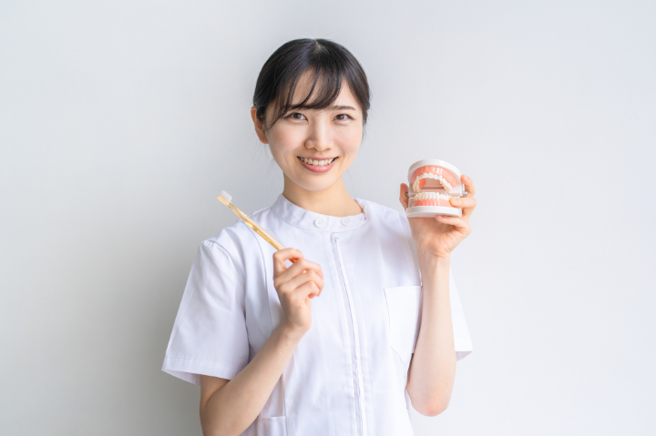 ブラッシング指導をする歯科衛生士