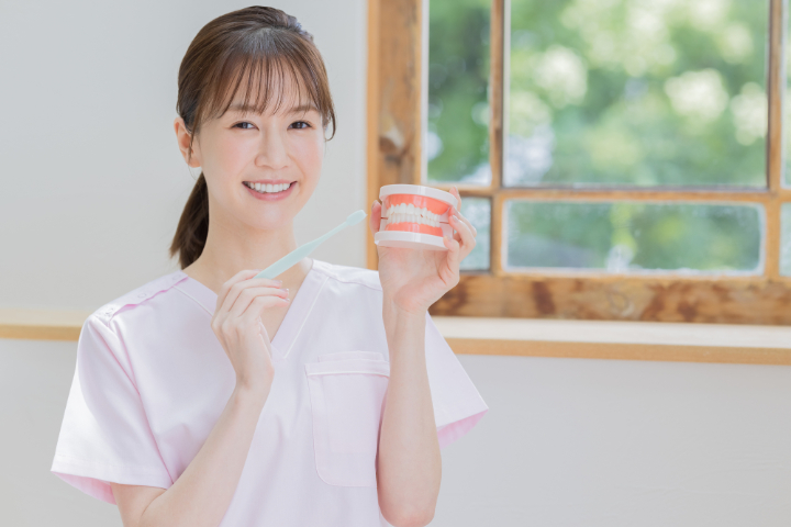 ブラッシング指導をする歯科衛生士