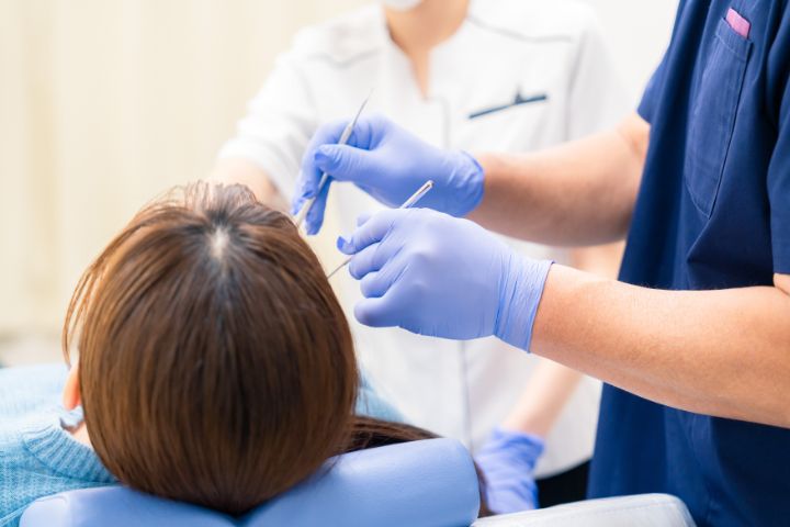 顎関節症を予防するために定期検診を受ける様子