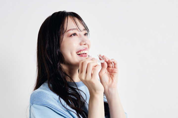 インビザラインで前歯の矯正をしている女性