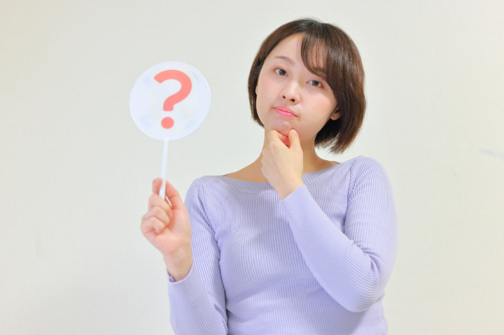 大人でも出っ歯を矯正できるのか考える女性