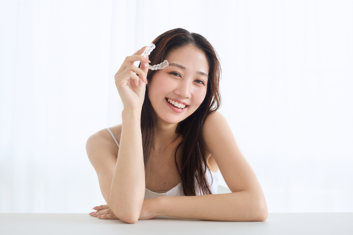 マウスピース矯正をしている女性