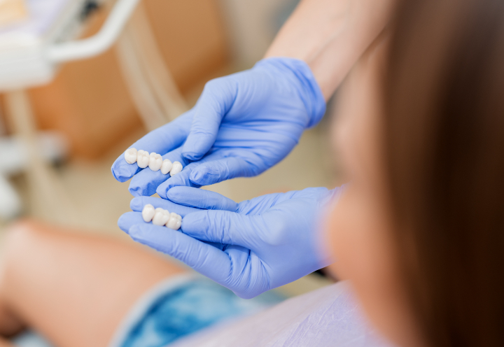 セラミックの種類を選ぶ様子