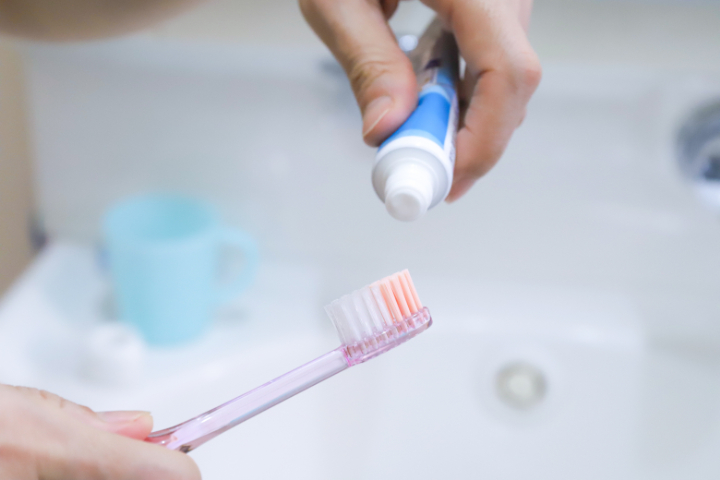 フッ素入りの歯磨き粉を使用する様子