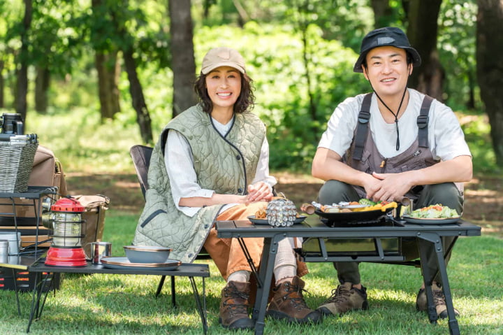 キャンプで食事を楽しむ男女