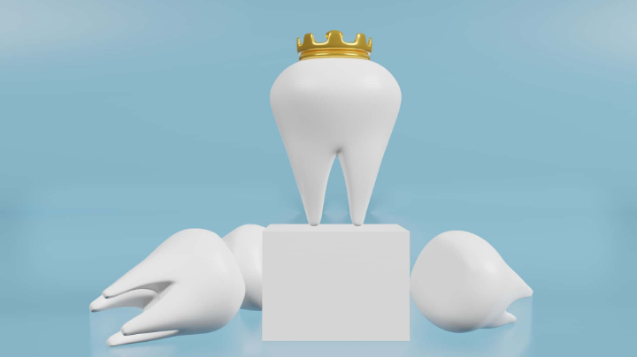 王冠をのせたセラミックの奥歯の模型が他の歯より一段高いところにあるイメージ