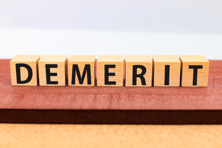 奥歯をセラミックにするデメリットを示す文字