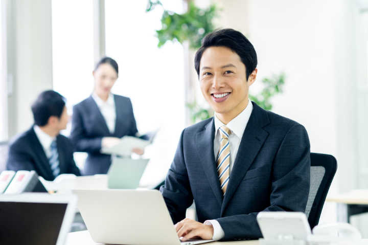 根管治療を終えて笑顔で仕事をする男性