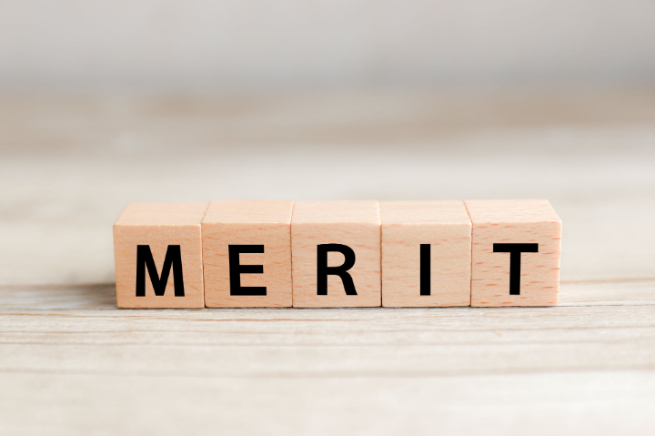 奥歯をセラミックにするメリットを示す文字