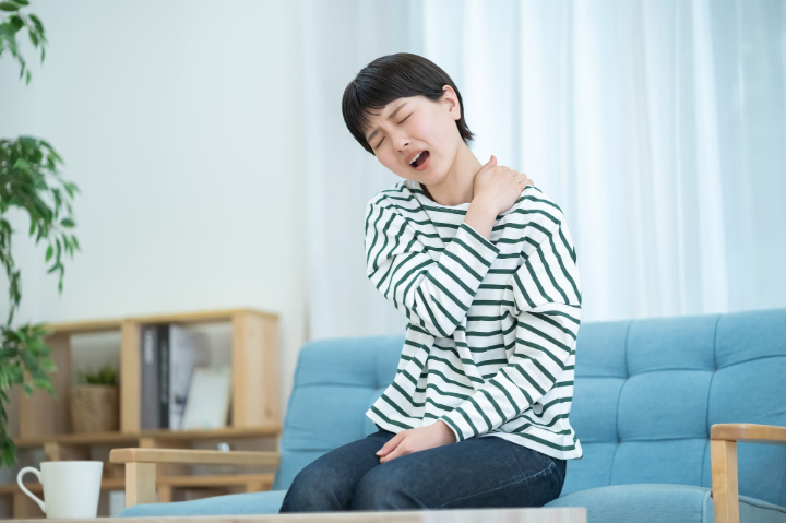 顎関節症を放置して肩こりがひどくなった女性