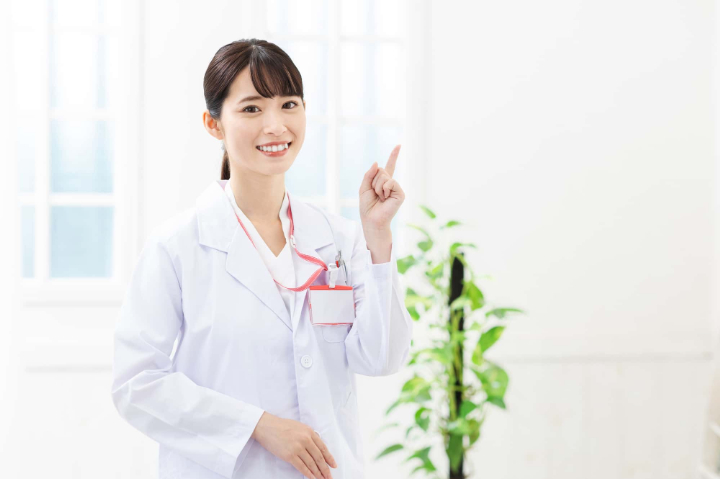 セラミック治療について説明する歯科医