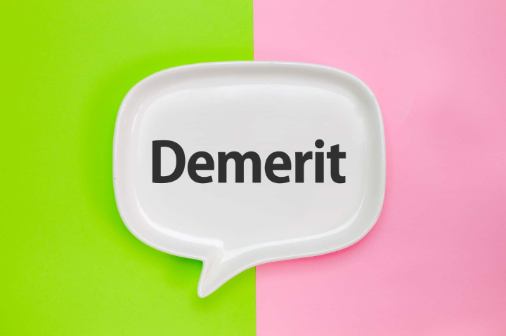 奥歯をインプラントにするデメリットを説明するイメージ