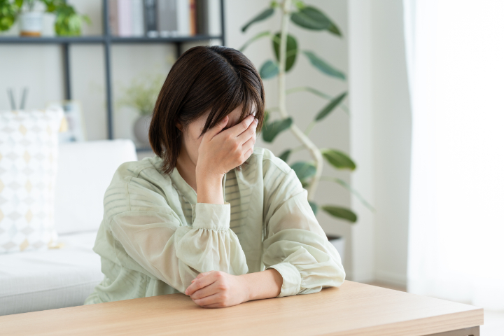 インビザライン治療をして後悔する女性