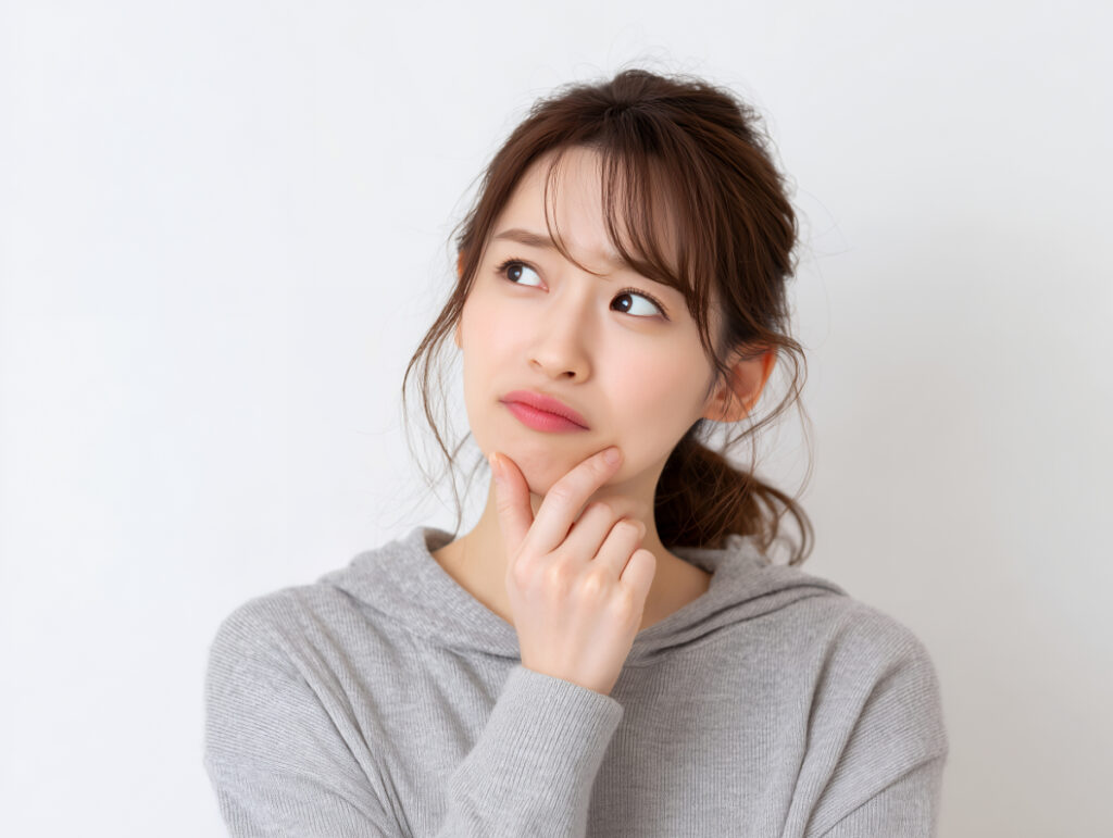 ワイヤー矯正中に歯磨きを怠るとどうなるのか考える女性