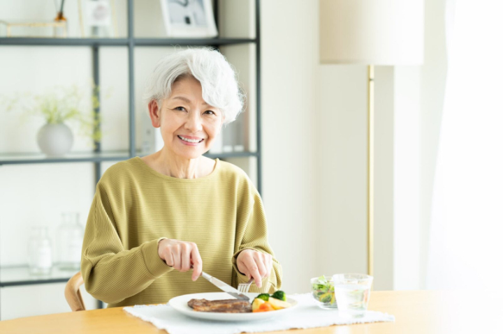 奥歯をインプラントにしてステーキを食べられるようになったシニア女性