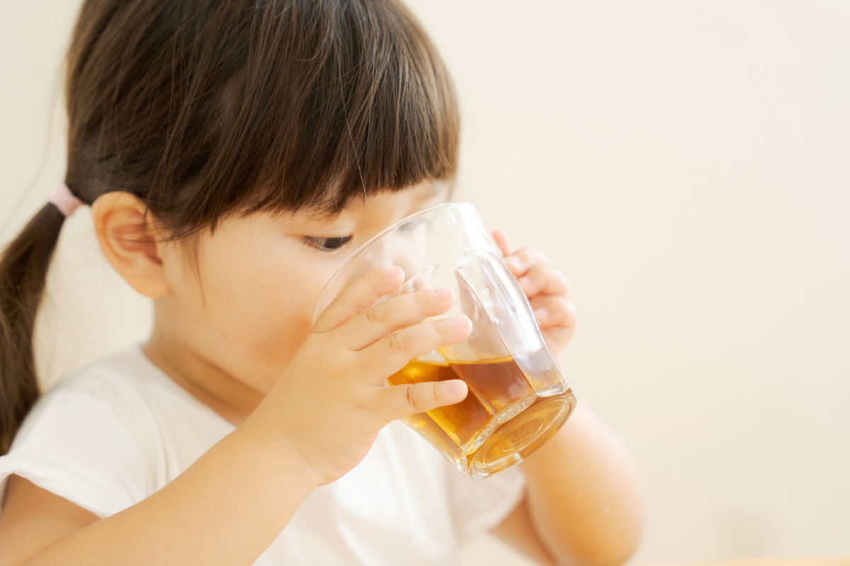 虫歯にならないために食後にお茶を飲む女の子