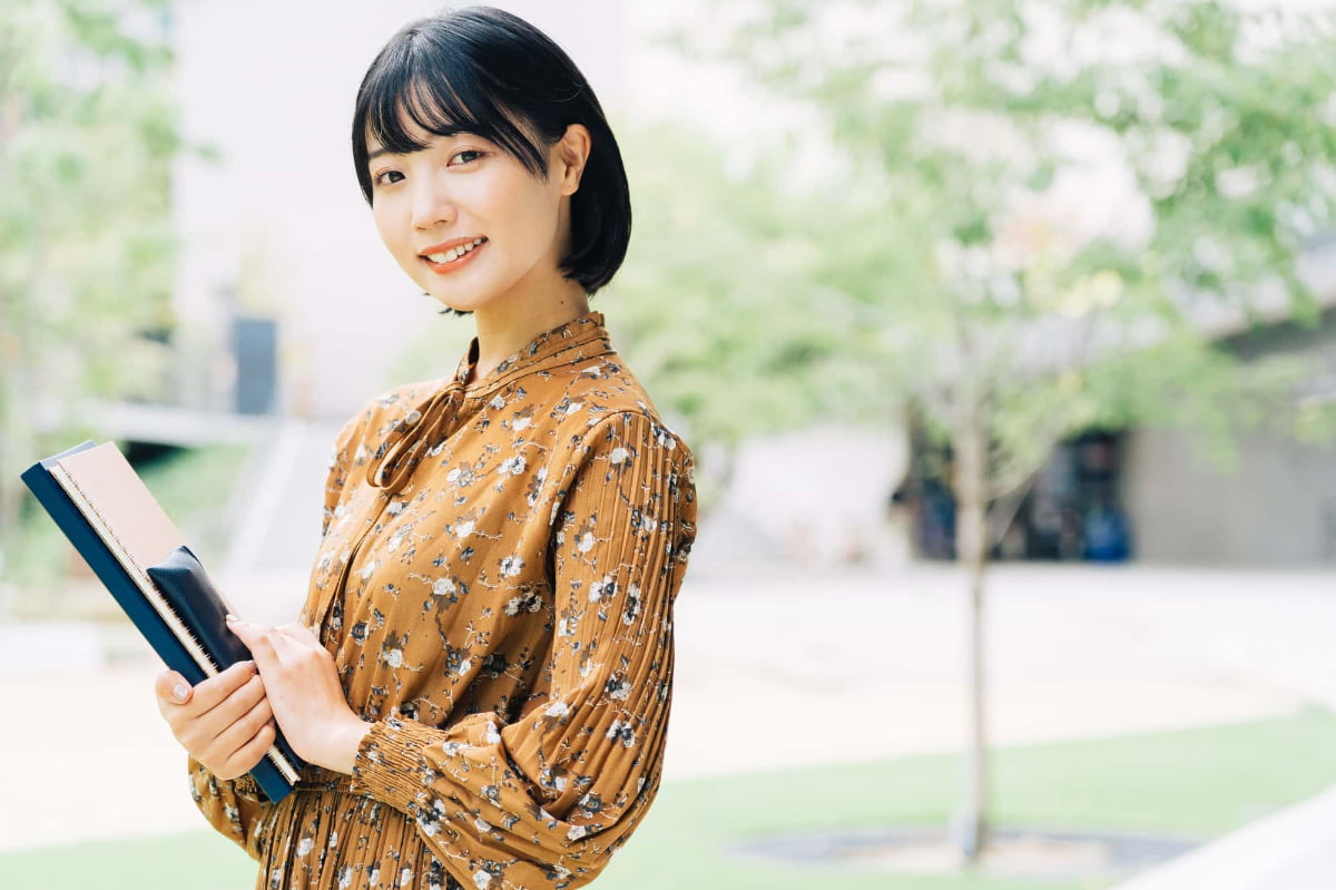 インビザラインで整った歯並びになった若い女性