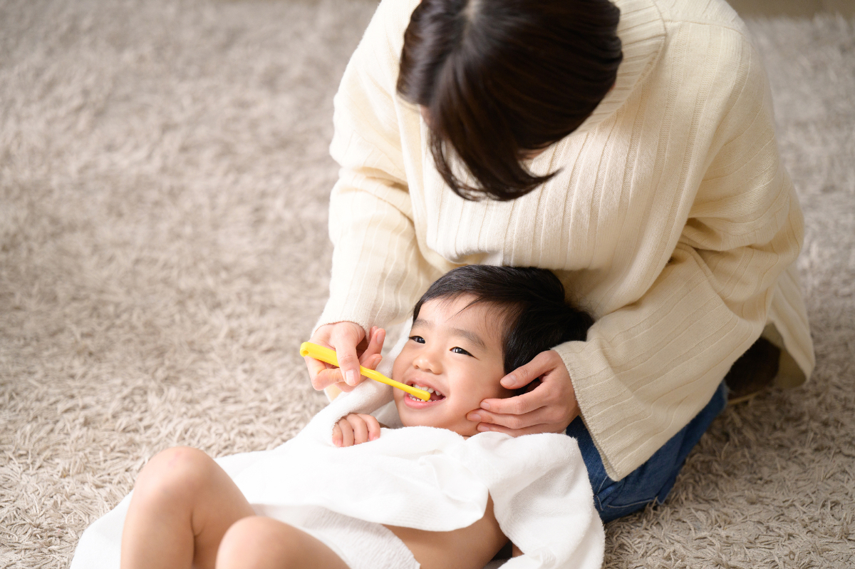 イヤイヤ期でもご機嫌で仕上げ磨きをしてもらう男の子