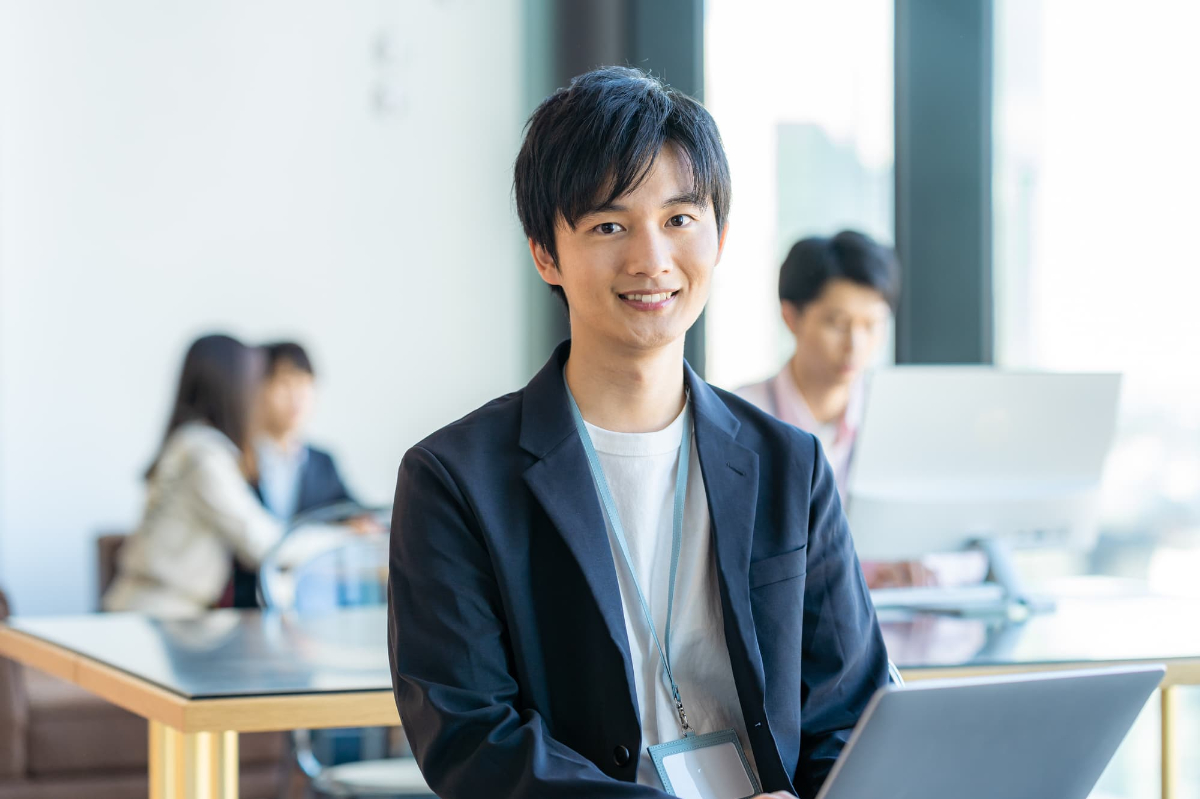 親知らずを抜歯したことに満足して微笑む男性