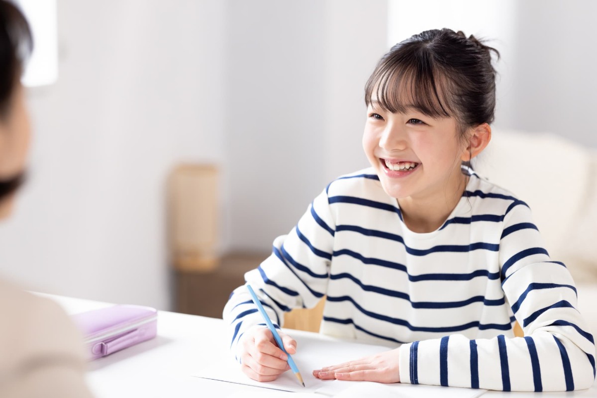 笑顔で勉強をする子ども