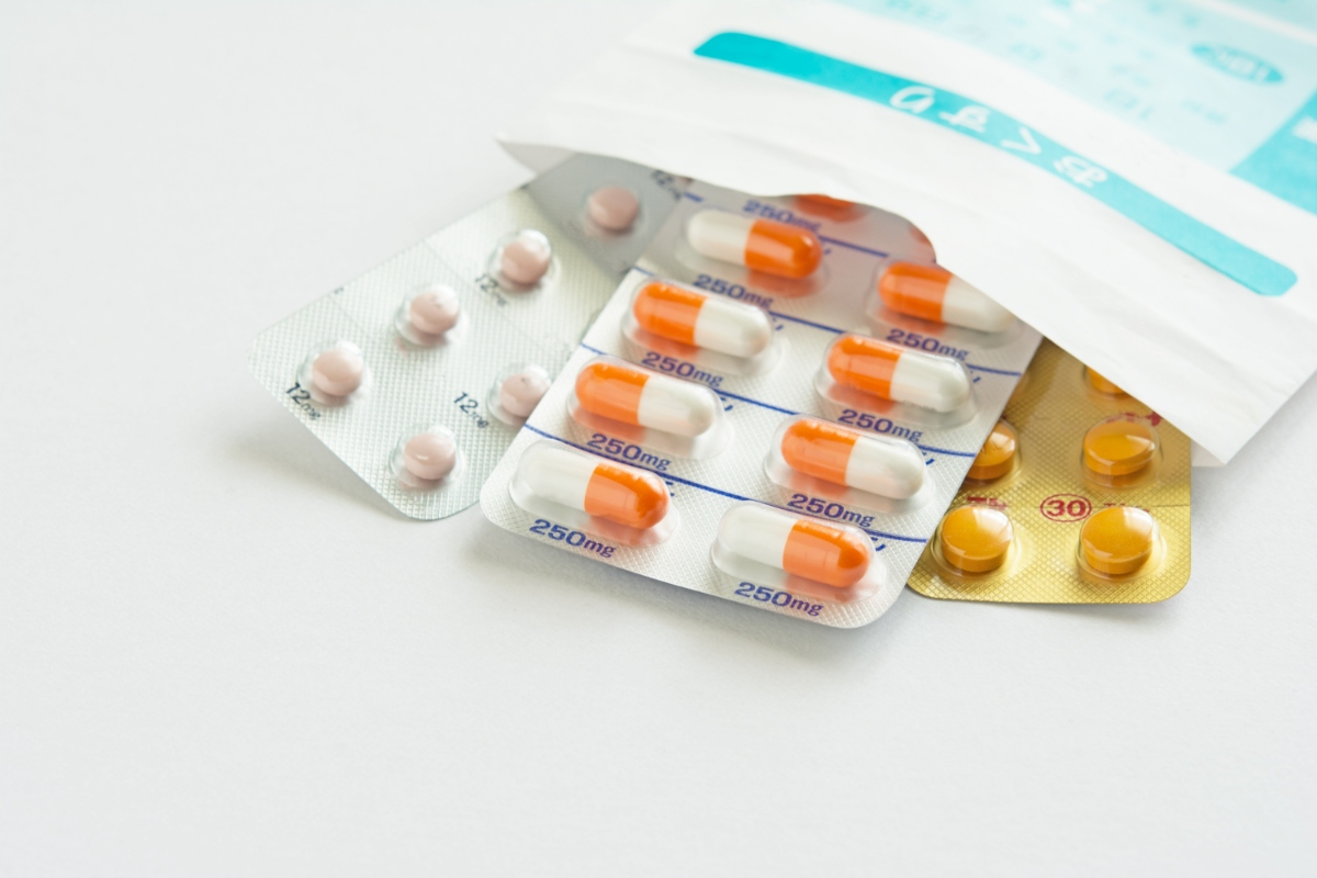 矯正治療中の痛みを抑える方法として飲む鎮痛薬